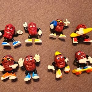 CALIFORNIA RAISINS COLLECTION- 8 PIECES